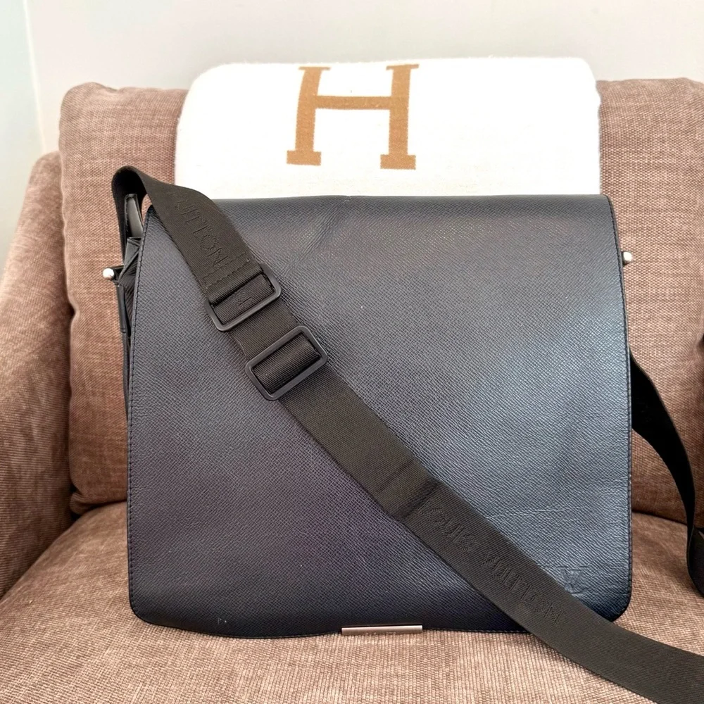 Authentic Louis Vuitton Viktor Messenger Bag M30142 black arsoise unisex